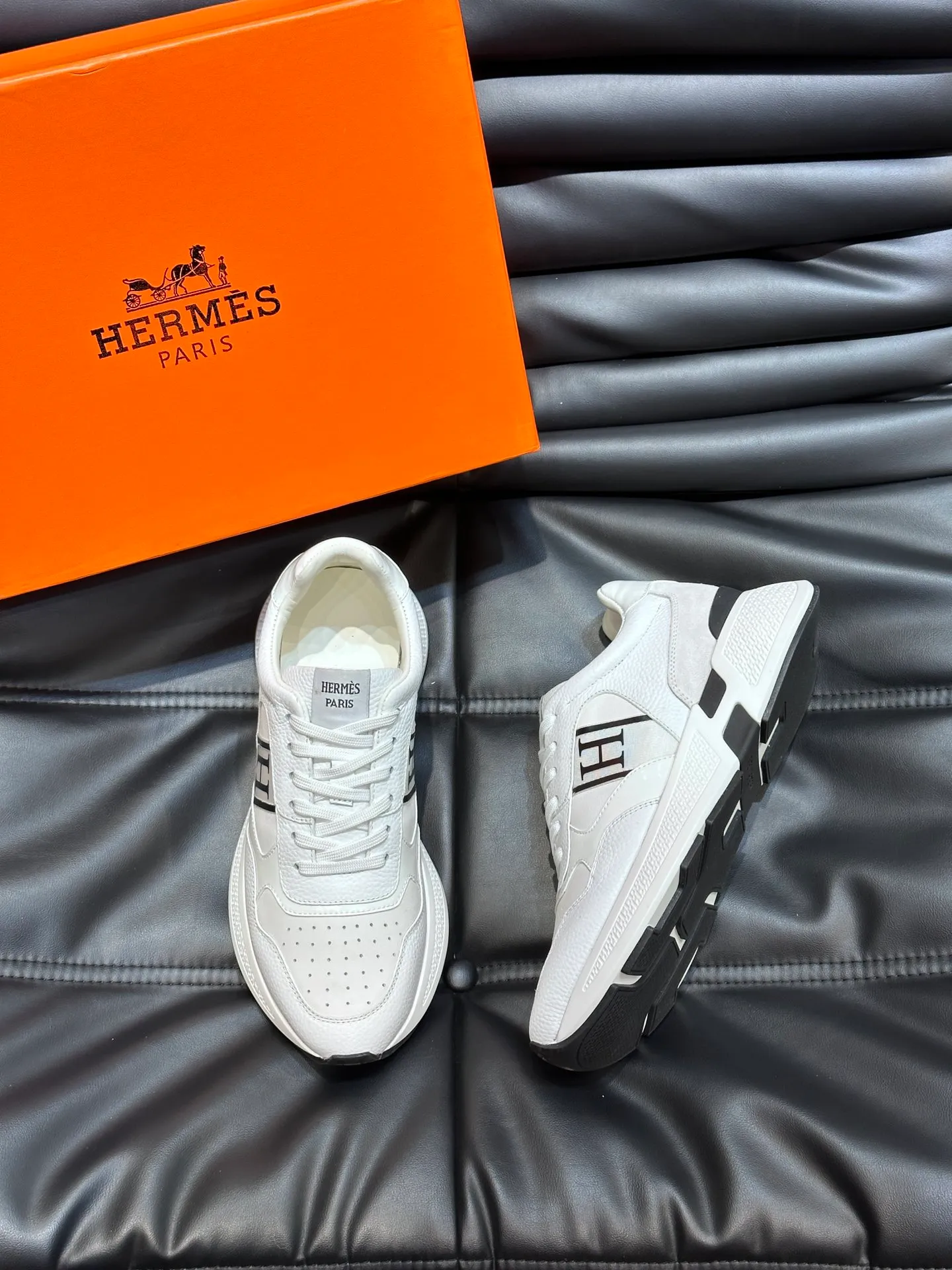Factory price: 520💰HERMES/Hermes Hugo thick-soled sneakers are casual men's shoes. These sneakers are made of imported first-layer cowhide leather and breathable mesh design. The contrasting color design creates a dynamic and modern shape. The front end of the toe is decorated with natural-color rubber inlays, making it novel and fashionable. The texture is incomparable, with cowhide lining and cowhide foot pads, the upper foot is comfortable and breathable, and the rubber sole is decorated with geometric patterns and iconic "H" details. A very personal one! Size: 39-44 (customized at 38.45)